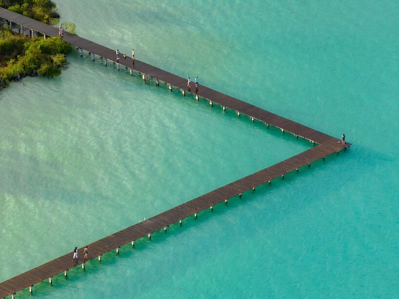 el muelle de madera de c733 flota sobre la laguna