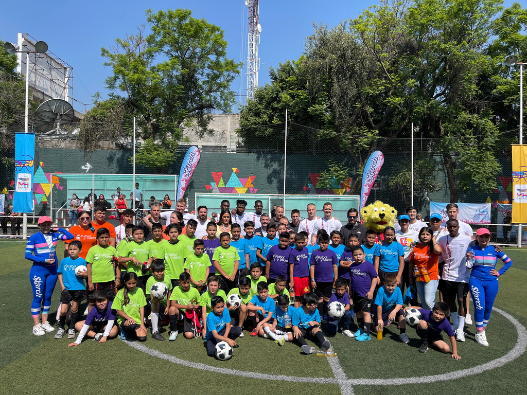 Bayer une esfuerzos con jugadores del Bayer 04 Leverkusen para promover el deporte en niños mexicanos