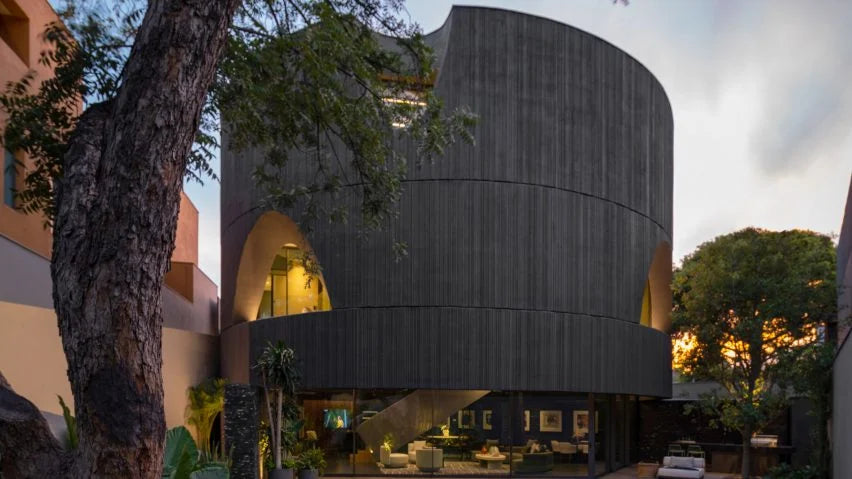 Elemental references "double condition of castles" for cylindrical home in Mexico